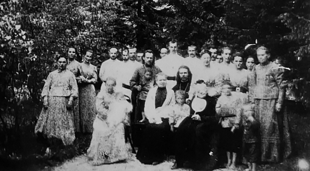 О. Александр Секундов (в центре) вместе с братчиками. Фото из коллекции Центрального государственного архива кинофотофонодокументов Санкт-Петербурга