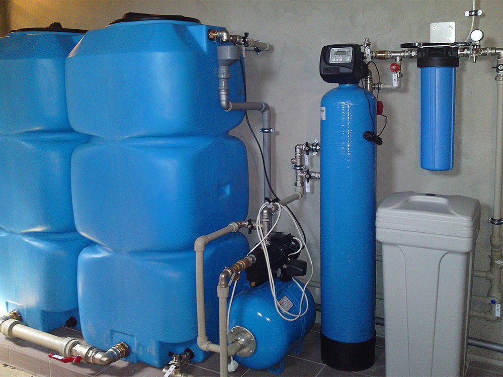 Открой домашнюю станцию. Система водоочистки с накопительным баком. Накопитель для воды в частном доме. Накопительные баки для воды с насосом. Накопительный бак для воды в частном доме.