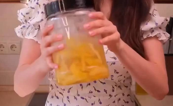 Приготовление лимончелло в домашних условиях на водке: шаг 3