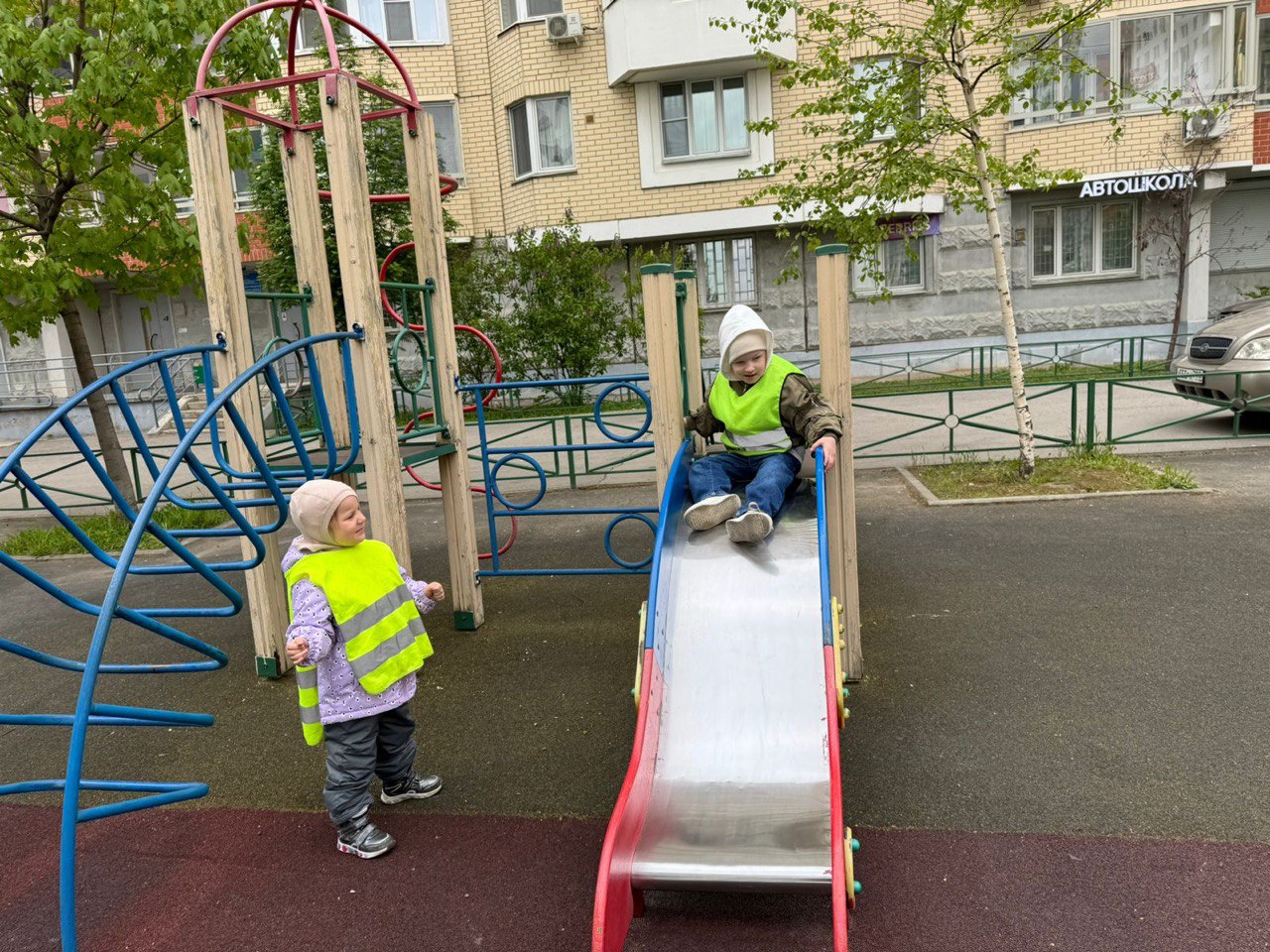 Дети центра Кубики на прогулке