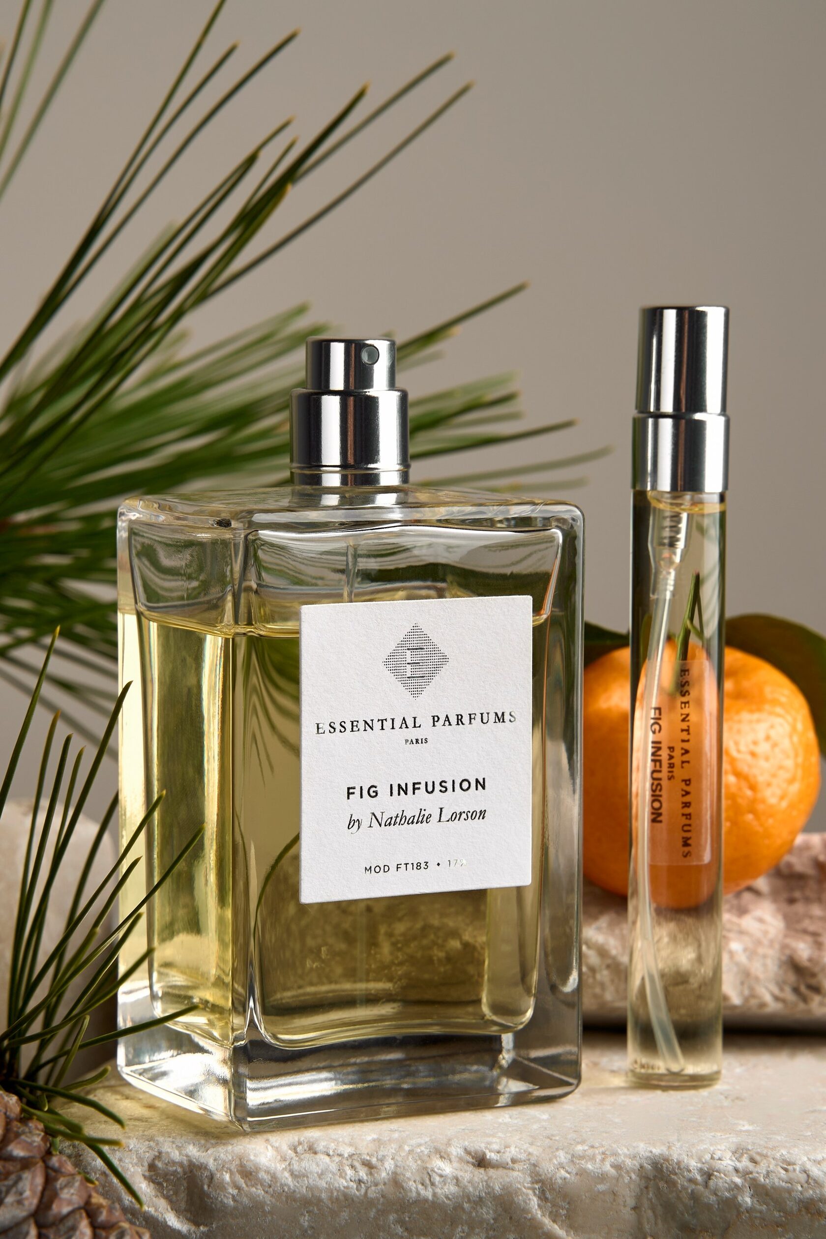 Флаконы ароматов в парфюмерном баре LETIPARFUM