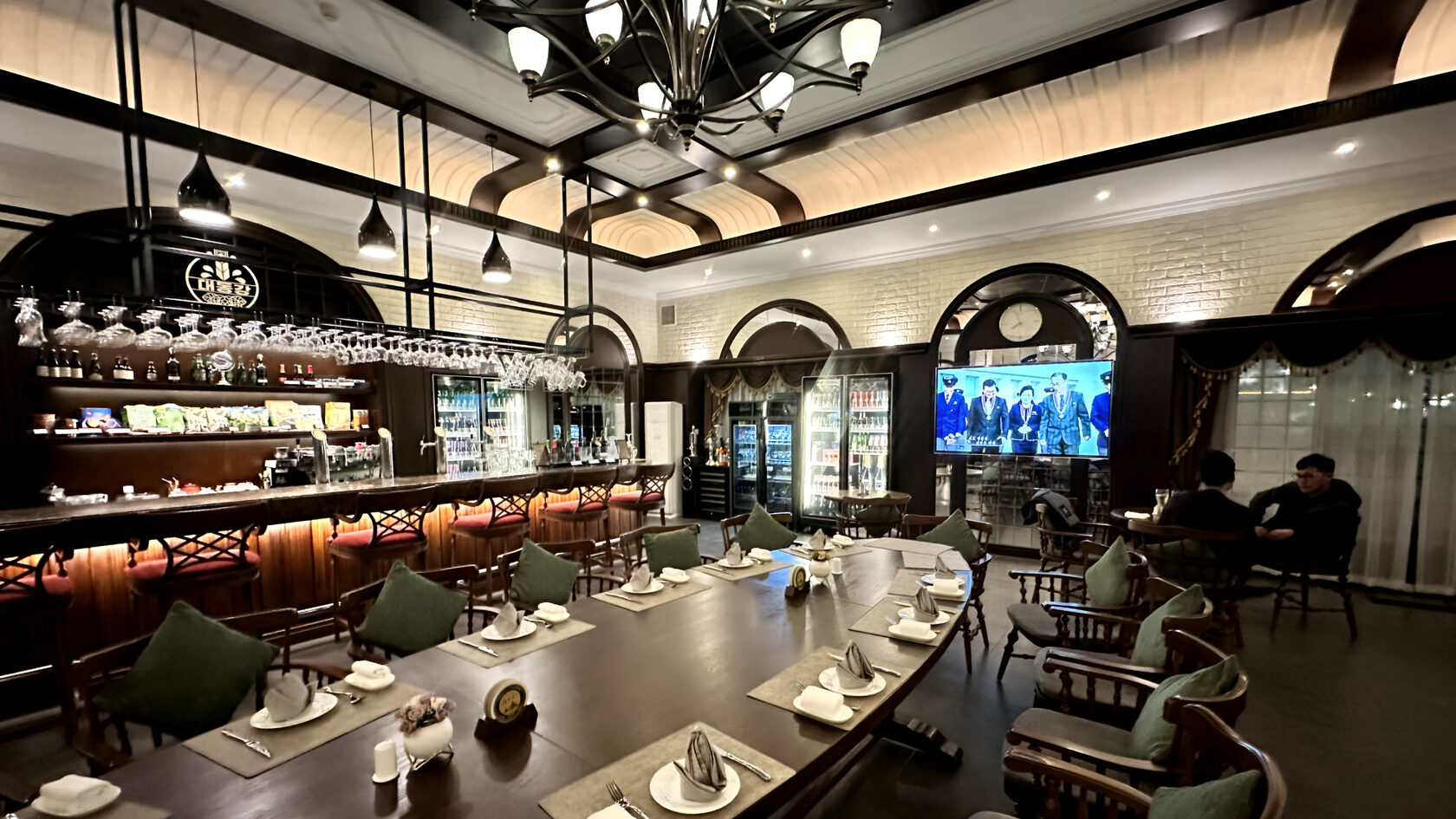 Пивной бар Тэдонган. Пхеньян. КНДР (Северная Корея)