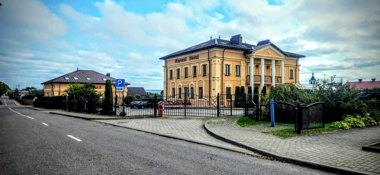 Две синагоги Мира - Хоральная и ремесленников - свидетели молитв, изучения Торы и жизни еврейской общины, оставившей глубокий след в истории Беларуси.