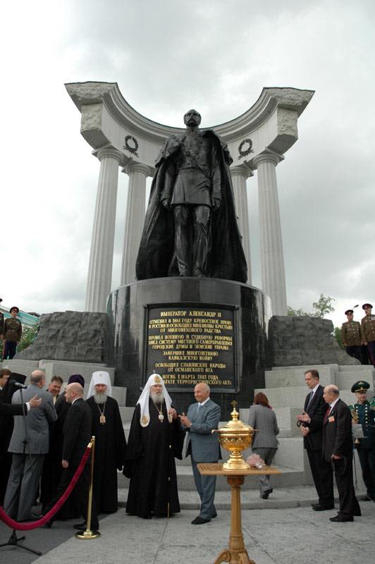 Памятник александру в москве