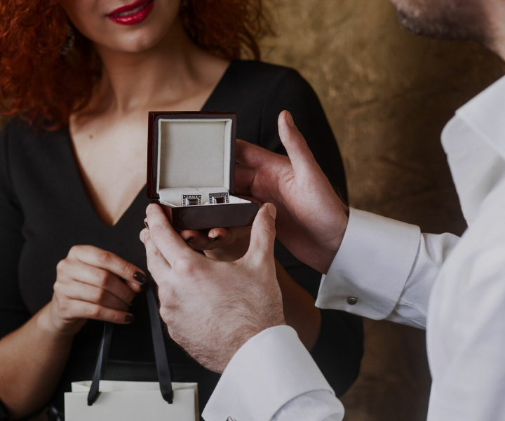 дарят серебрянные запонки на заказ