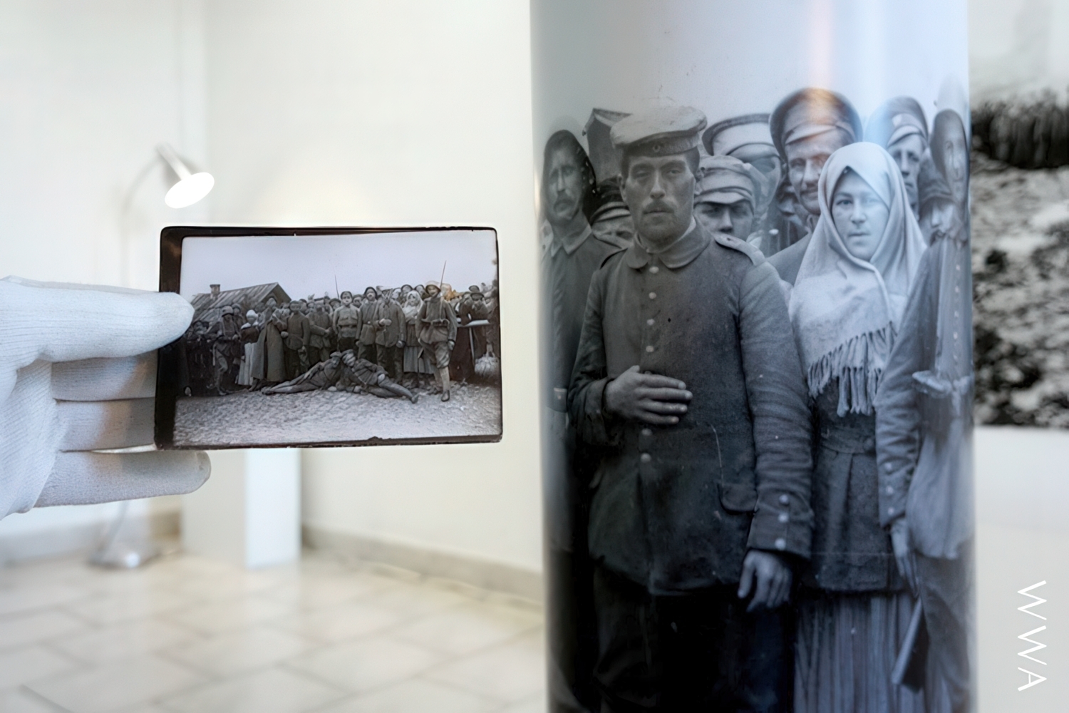 Фотаздымак з калекцыі Кобрынскага ваенна-гістарычнага музея імя А.Суворава, з подпісам «Бежанцы ў шлагбаўма на дэмаркацыённай савецка-германскай лініі. Ворша 1918»