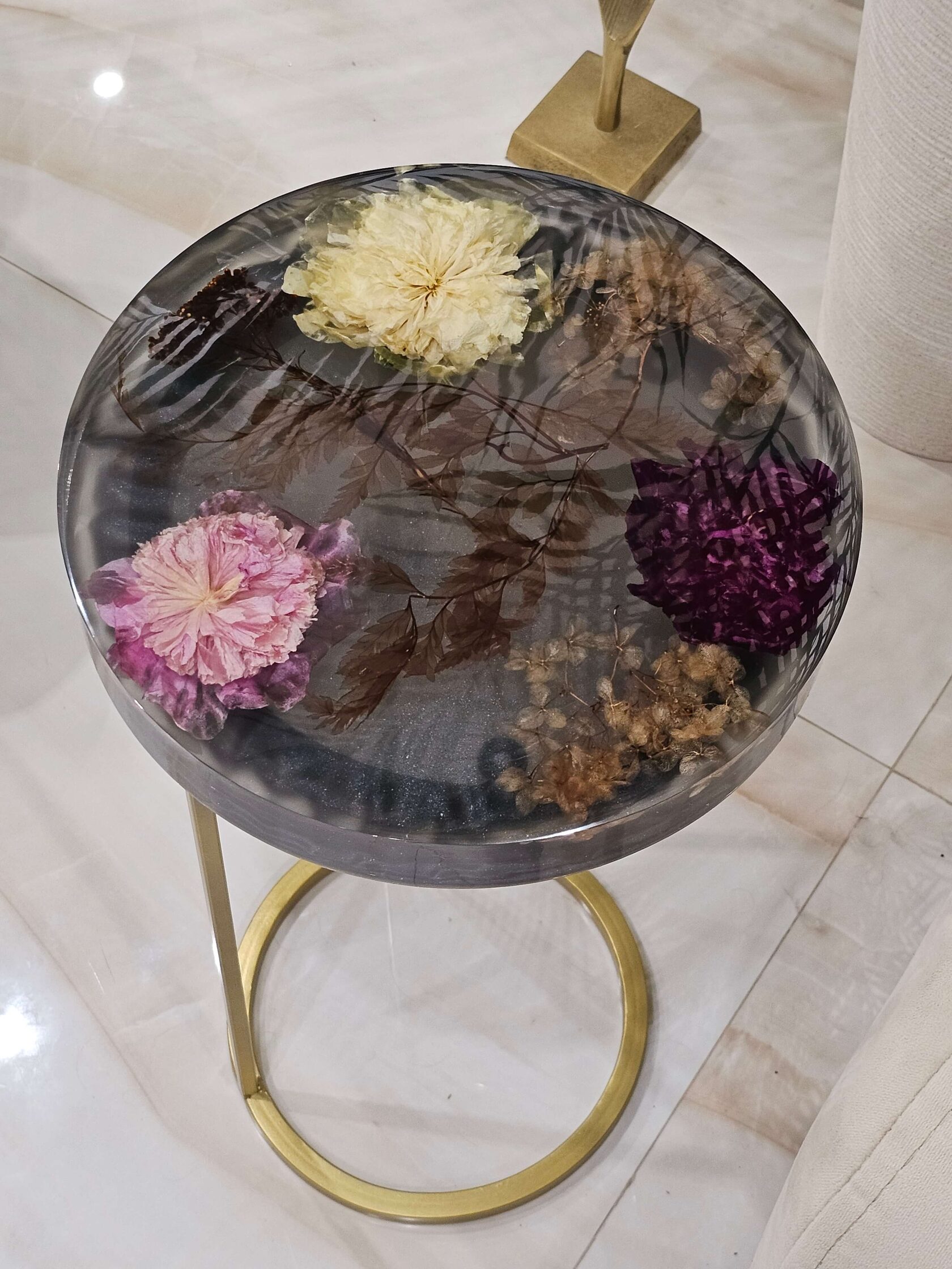 Журнальный стол из эпоксидной смолы и цветов ближний план