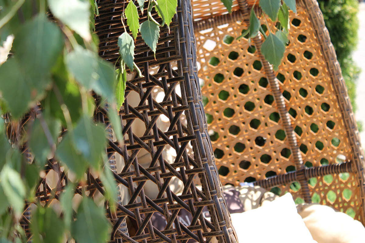 Подвесное кресло Malacca из искусственного ротанга в интерьере