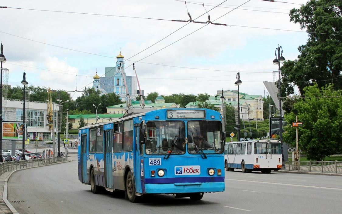 Реклама на общественном транспорте Екатеринбурга. Наружная реклама на бортах троллейбуса.