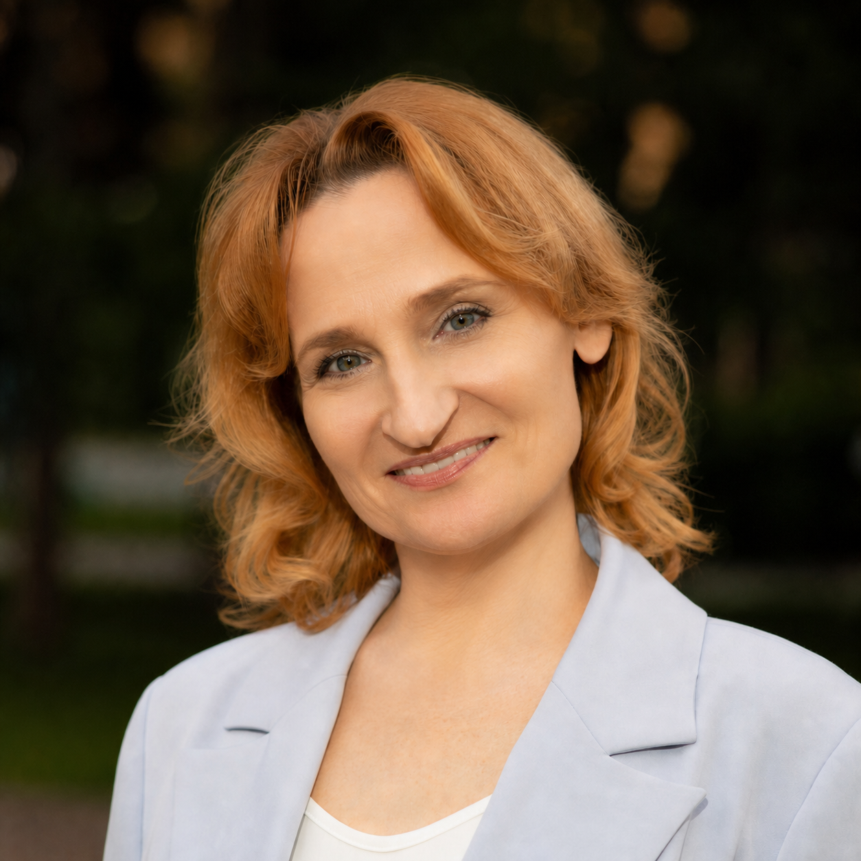 Здравствуйте, я Татьяна Иваненко. 24 года в продажах, из них 14,5 лет в L'Oreal: прошла путь от коммерческого представителя до директора по развитию бизнеса региона Урал и внутреннего бизнес-тренера компании.     С апреля 2023 года работаю как независимый бизнес-тренер: учу руководителей управлять командой, а сотрудников продавать через заботу о клиенте. Обучила более 3000 человек, рейтинг 5,0 на платформе eAcademie по 76 отзывам.    Рассматриваю удалённую работу в двух форматах: проекты или постоянная роль в штате. 