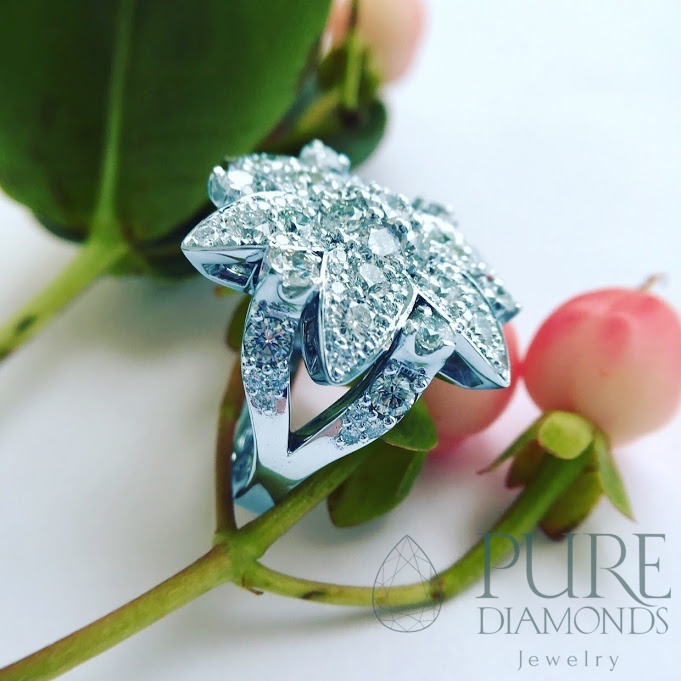 Кольцо с бриллиантами в виде цветка