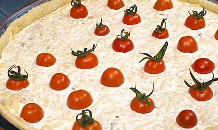 Приготовление пирога киш с курицей, грибами и сыром: шаг 13