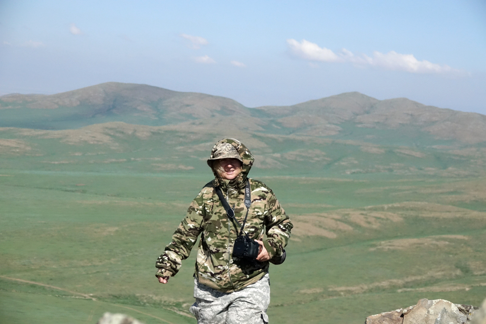 Машкова Елена фотограф во время экспедиции в Монголию в поисках кота манула