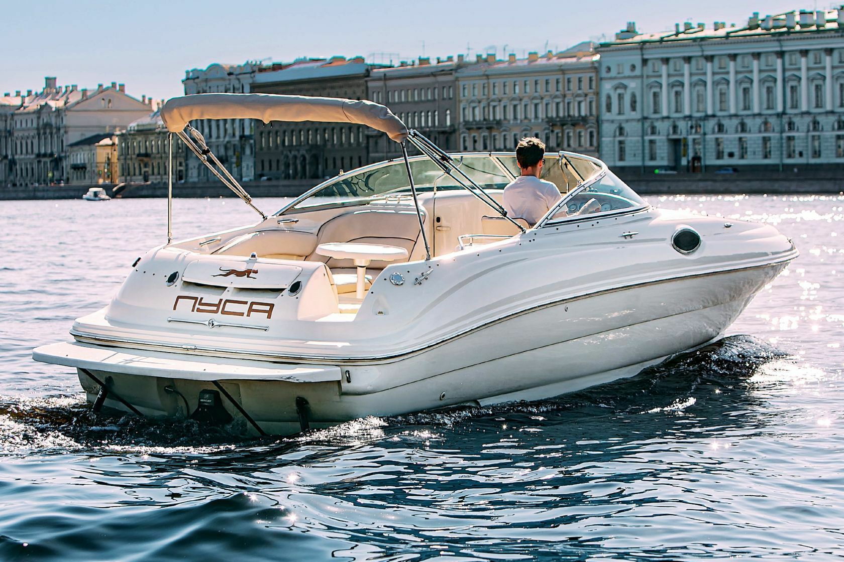 Аренда катера питер. Катер Sea ray 240. Прогулочные скоростные катера. Прогулочный катер Санкт-Петербург. Катер в Питере Франческо.