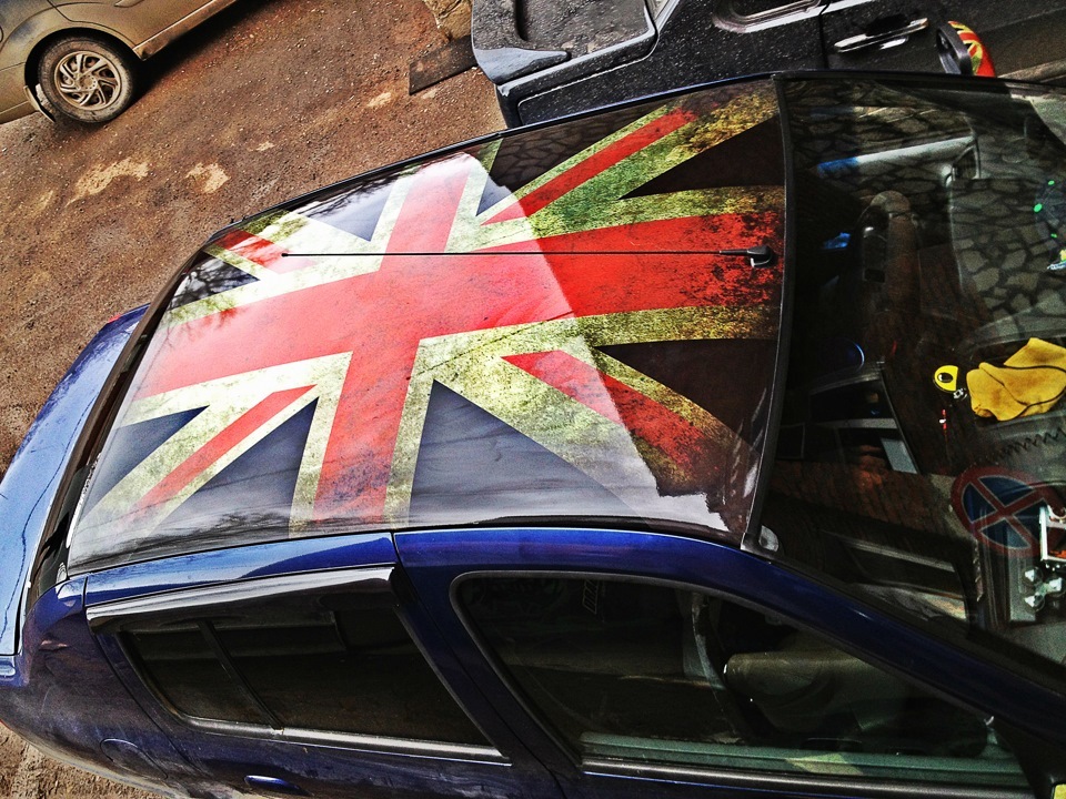 Наклейка на крышу. Наклейка на крышу автомобиля. Винил на крышу авто. Крыша авто. Машина с британским флагом.