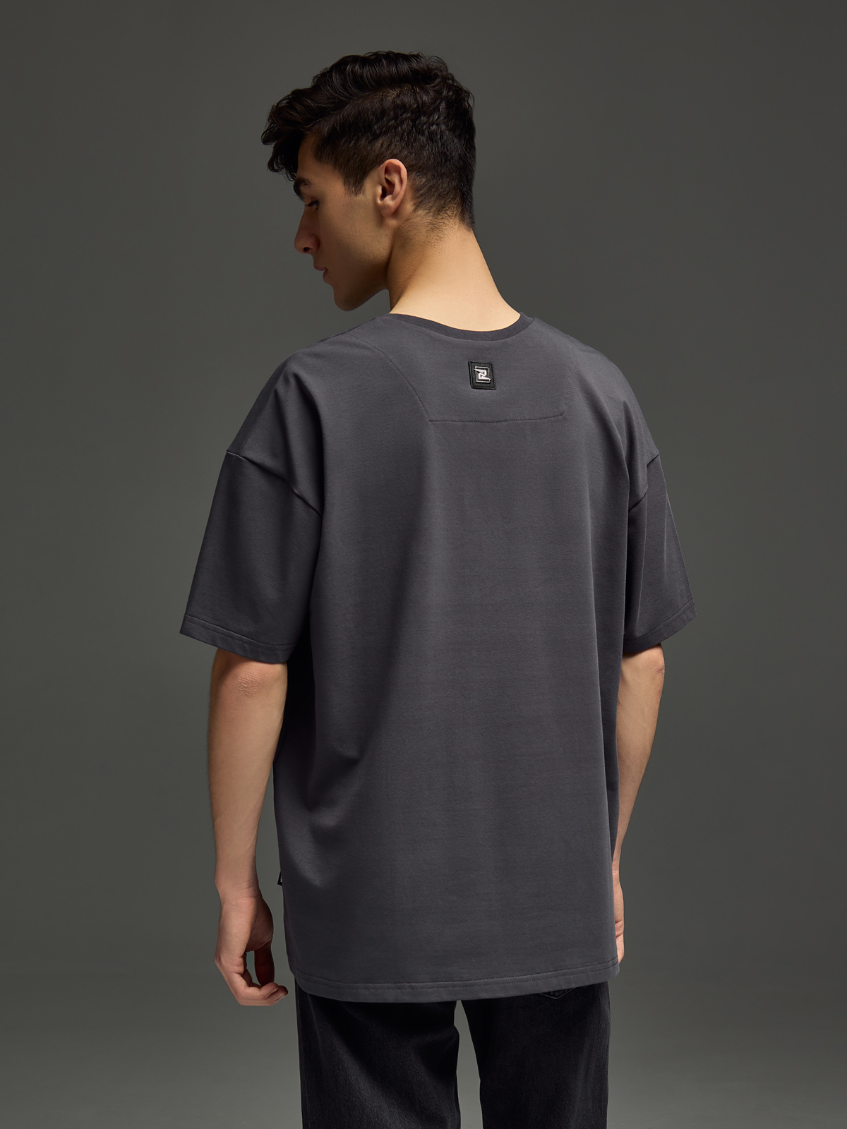 серая футболка на юноше в съемка студии 