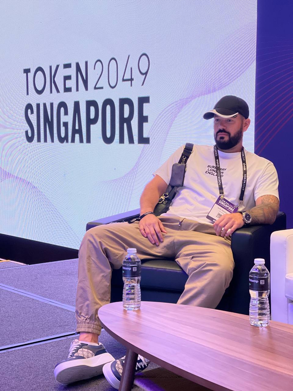 Юрий в кресле на TOKEN2049 в Сингапуре