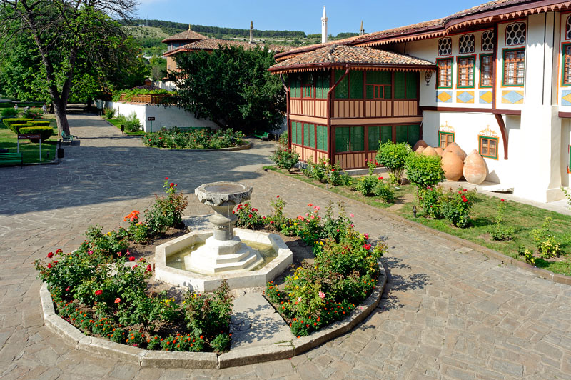 фонтан бахчисарайского дворца. ханский дворец бахчисарай золотой фонтан. крым бахчисарай ханский дворец фонтанный дворик. бахчисарайский дворец фонтан слез. ханский дворец бахчисарайский фонтан.