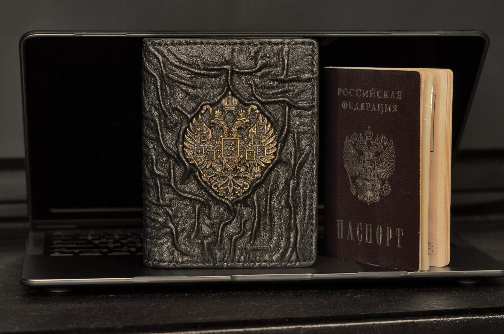 Обложка на паспорт документы из кожи буйвола и бизона российский герб 