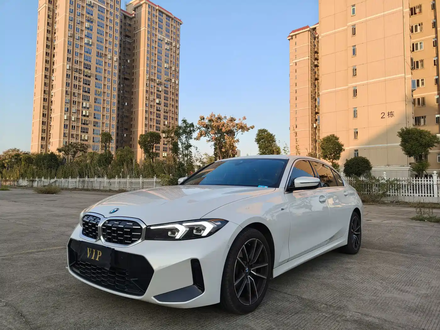 BMW 325Li G28 2024 M Sport Night Edition — передняя часть белого седана, ракурс в три четверти