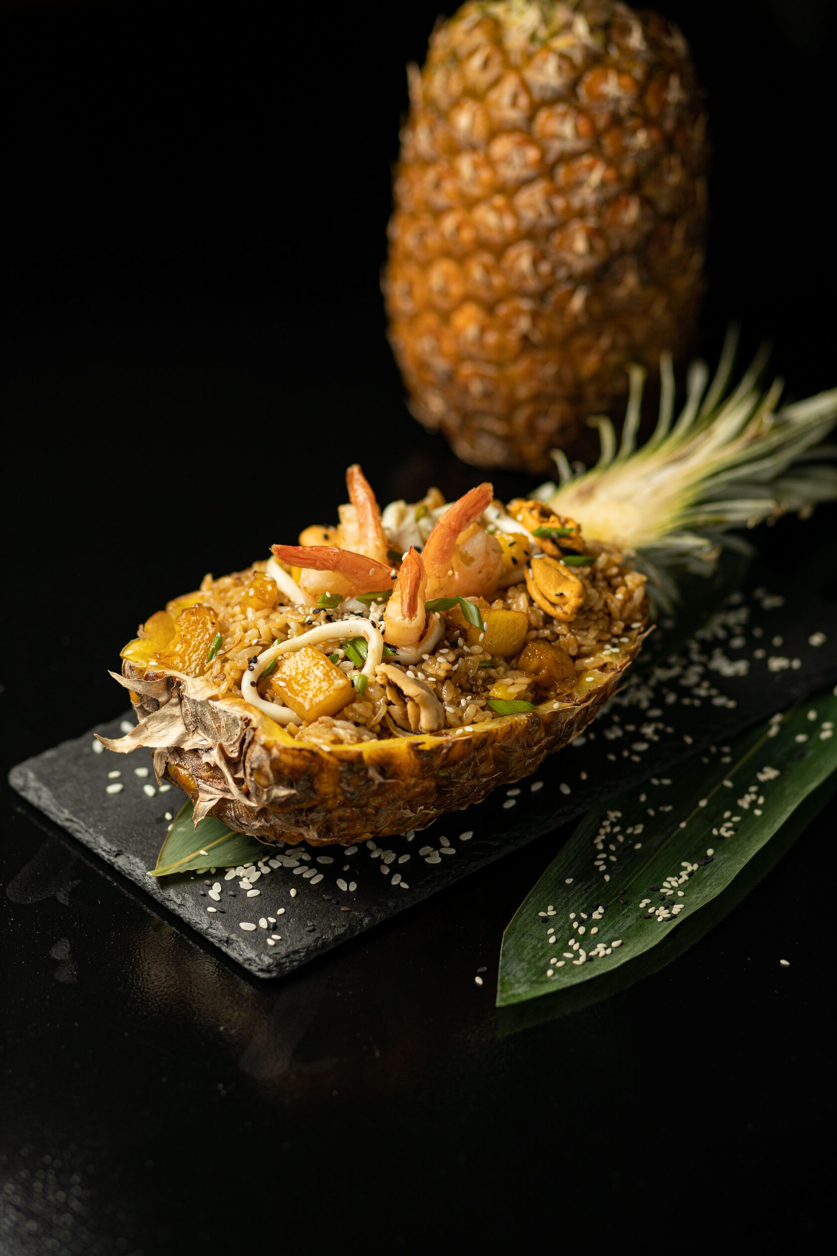 Тайский рис с креветками в ананасе