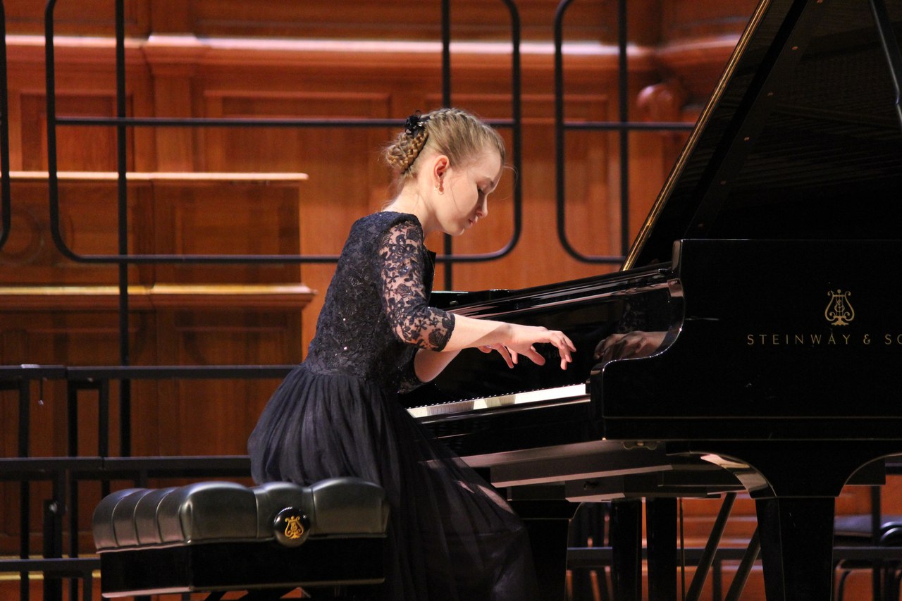 Музыкальный конкурс пианистов. Концертное платье для девочки пианистки.