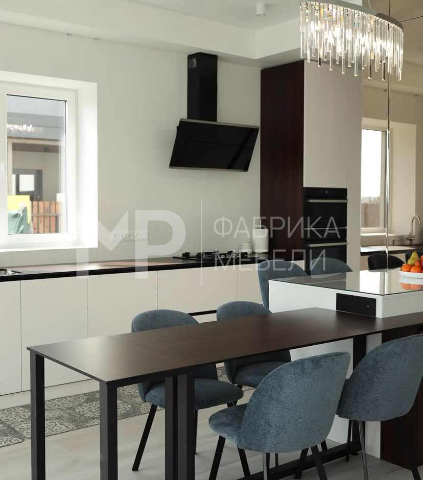 кухня в загородный дом без верхних шкафов