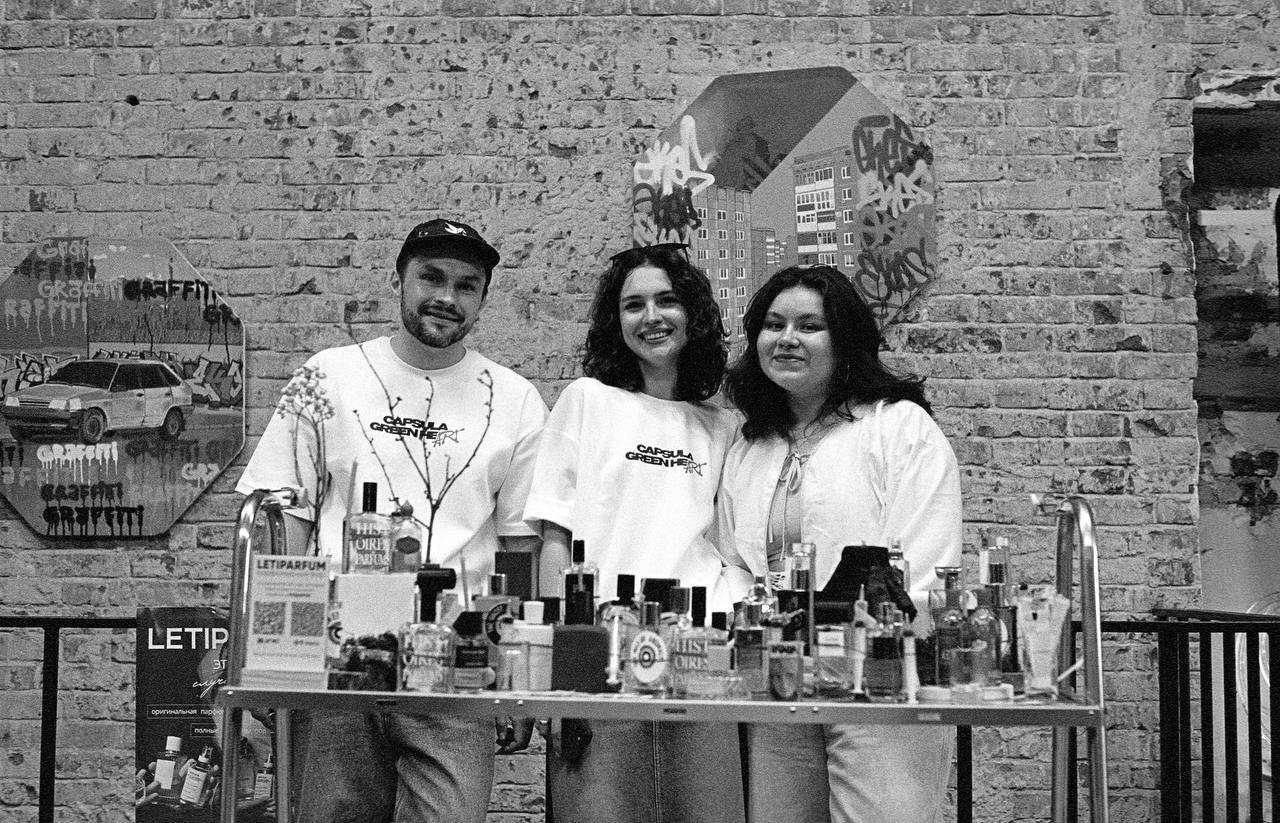 Стенд LETIPARFUM на выставке — люди пробуют ароматы, нишевая парфюмерия в Уфе