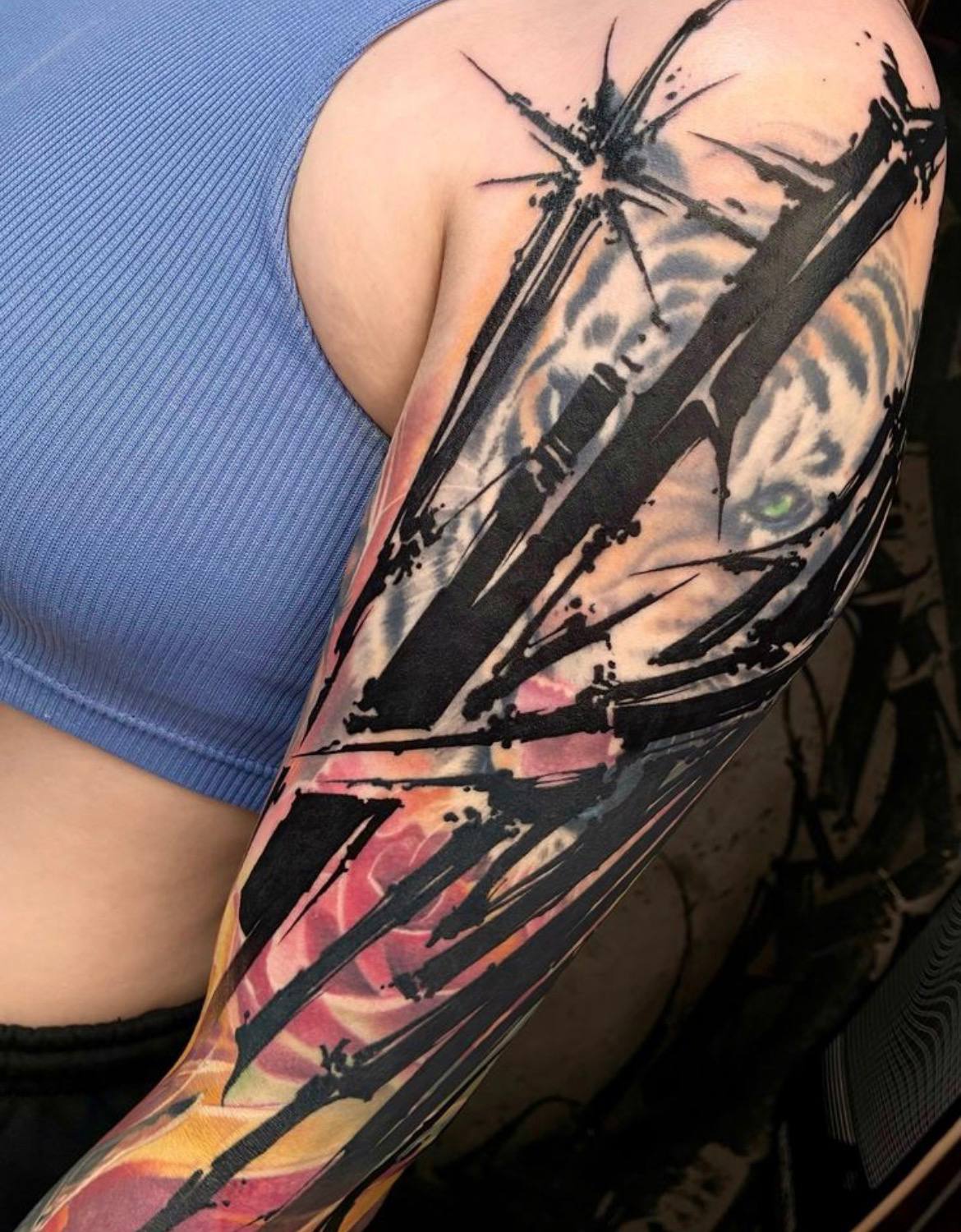 Пример татуировки в технике Blast Over