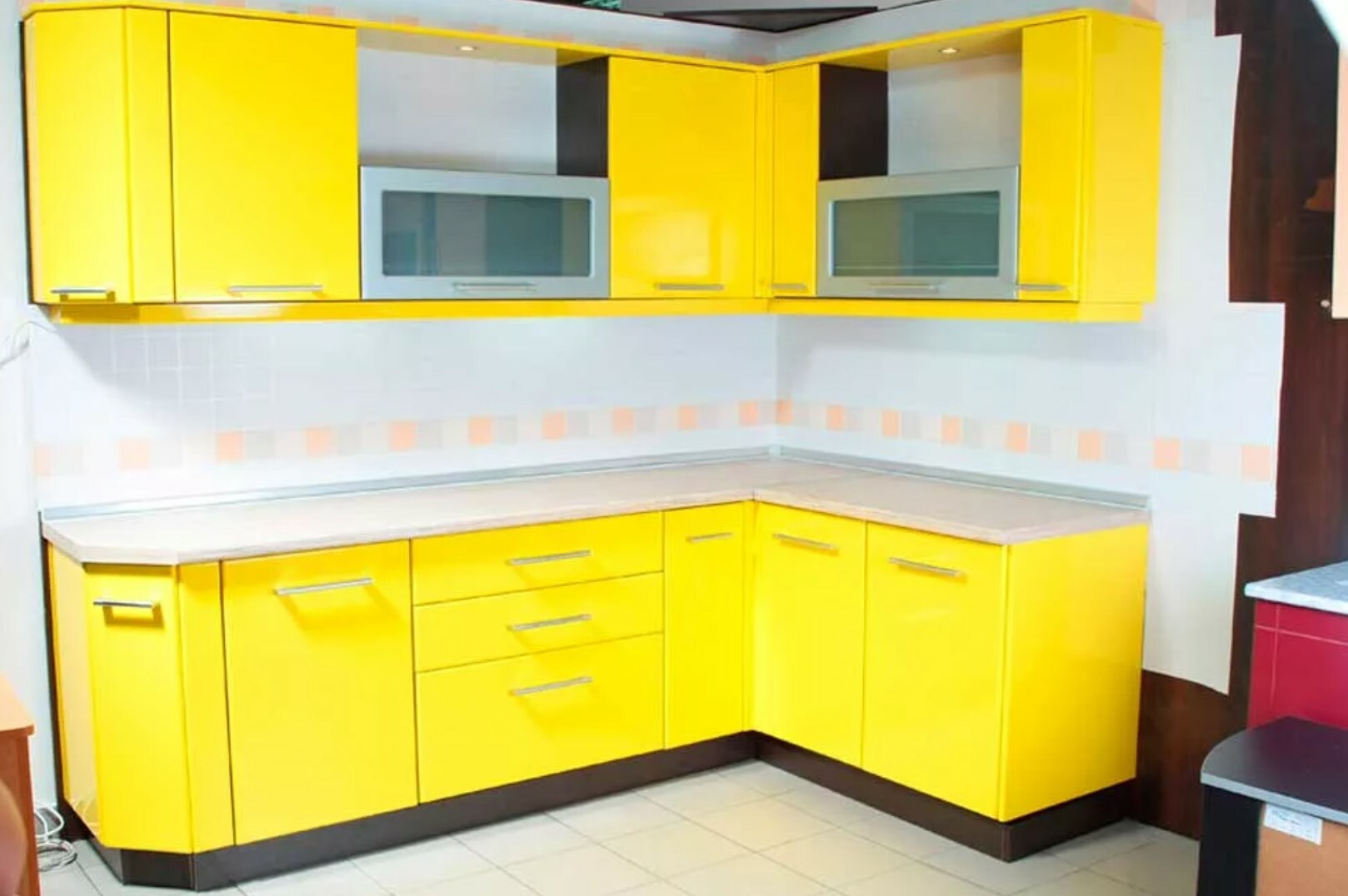 Купить желтую кухню. Желтый кухонный гарнитур. Кухонный гарнитур желтого цвета. Желтая угловая кухня. Желтый кухонный гарнитур угловой.