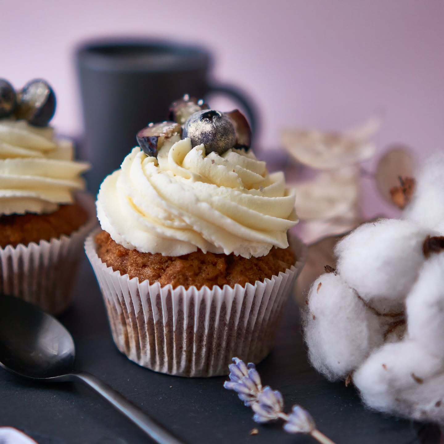 Detailný záber na muffinu v papierovom košíčku s jemným krémom