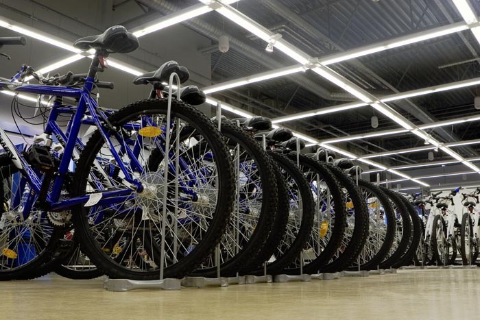 Навесное торговое оборудование спортмастер. Спортмастер велосипеды стенды.