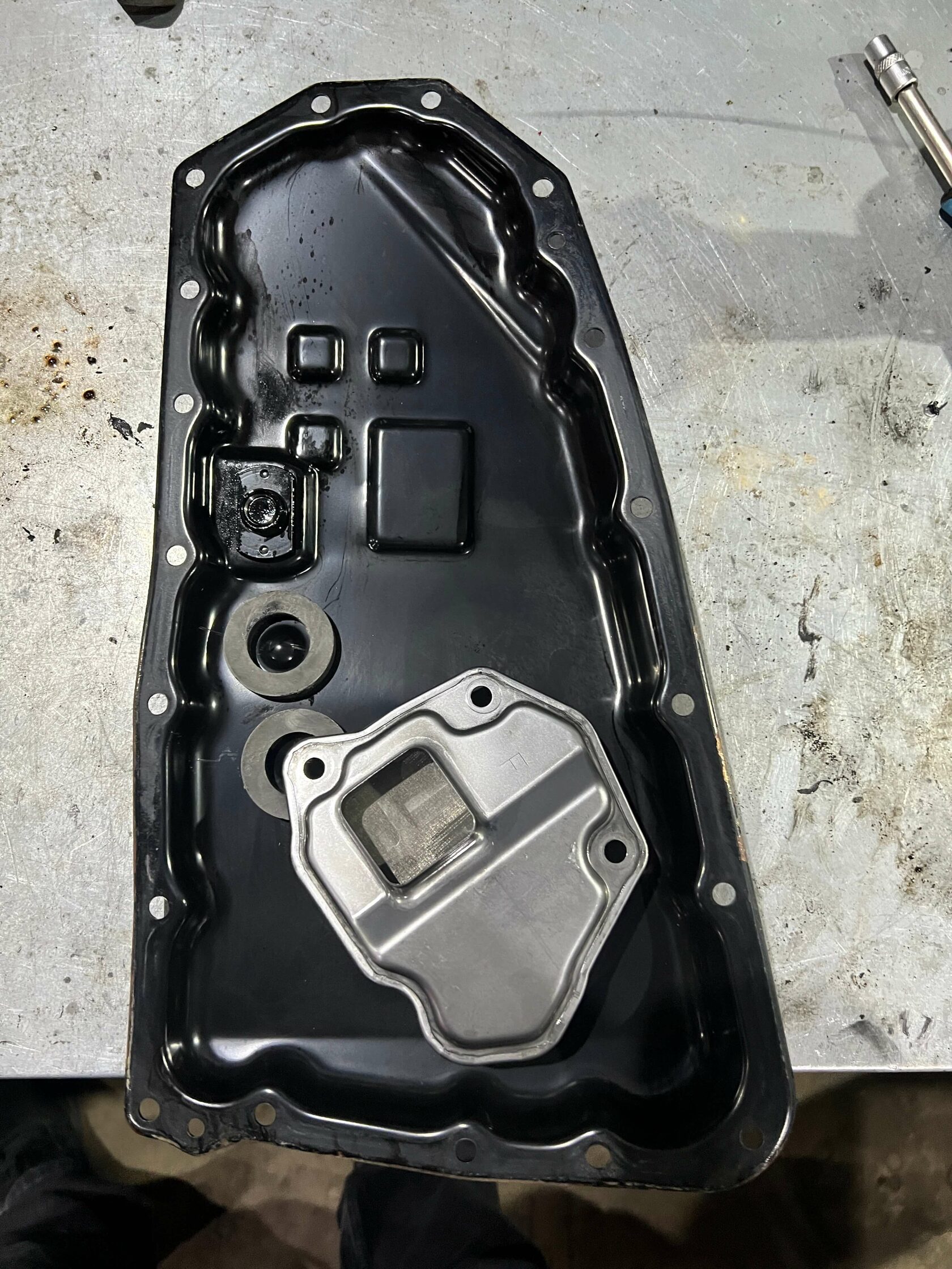 Чистый поддон и магниты вариатора