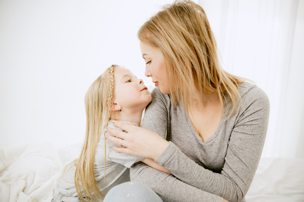 Мать и дочь обнимаются постель. Daughter Kiss Bed. Mother and daughter cuddling.