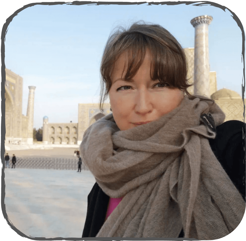 девушка шатенка в шарфе портрет на фоне скульптуры