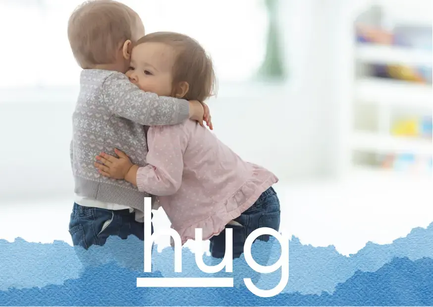Два маленьких ребёнка обнимаются на светлом фоне, снизу слово hug