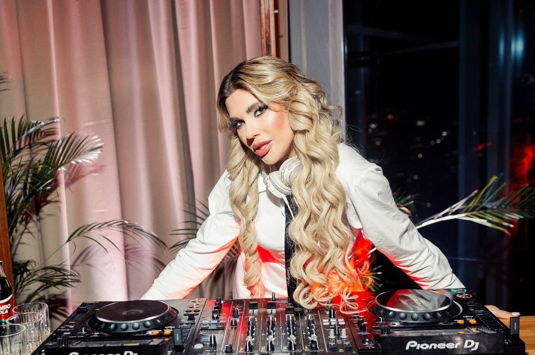 Lesbian squirt orgazmini onlayn tomosha qiling