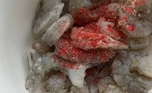 Приготовление жареных креветок на сковороде в сливочном масле с чесноком: шаг 2