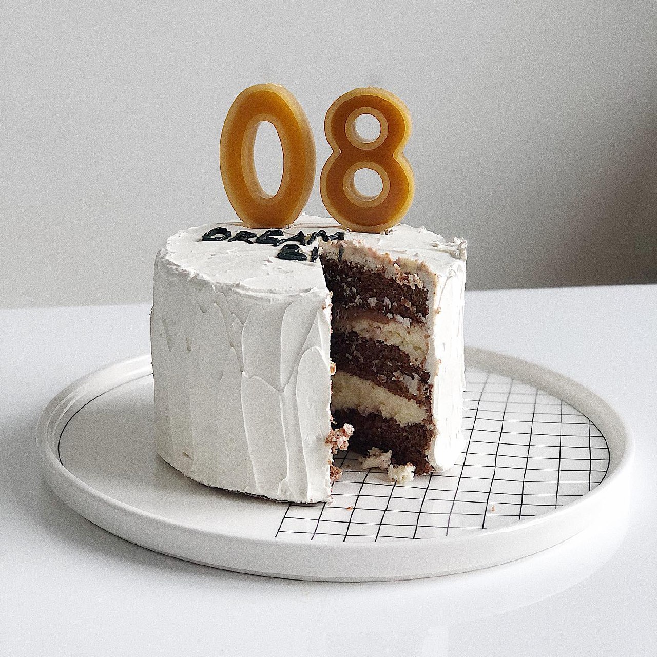 торт на день рождения с восковыми свечками в виде цифр
