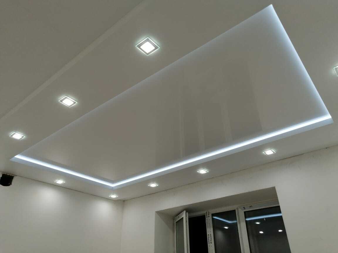 Матовый натяжной потолок с контурной подсветкой
