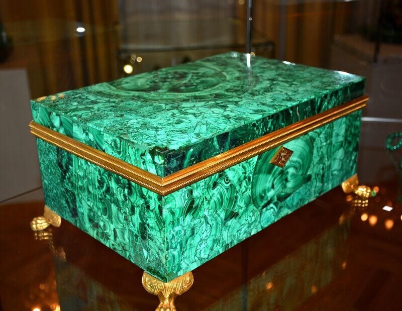 Малахитовая шкатулка. Мастер малахитовая шкатулка. Турчанинов малахитовая шкатулка. Малахитовая шкатулка. Малахитовая шкатулка с уральскими самоцветами.