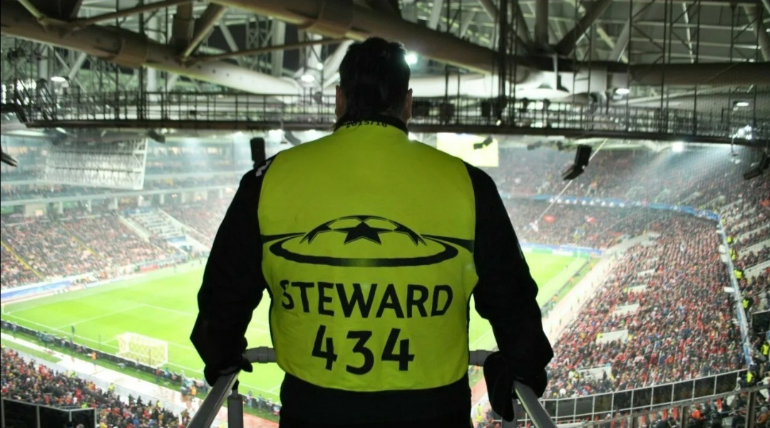 Безопасность на стадионах. Стюарт на стадионе. Стюард на футболе. Steward на стадионе. Стюард футбольного стадиона.