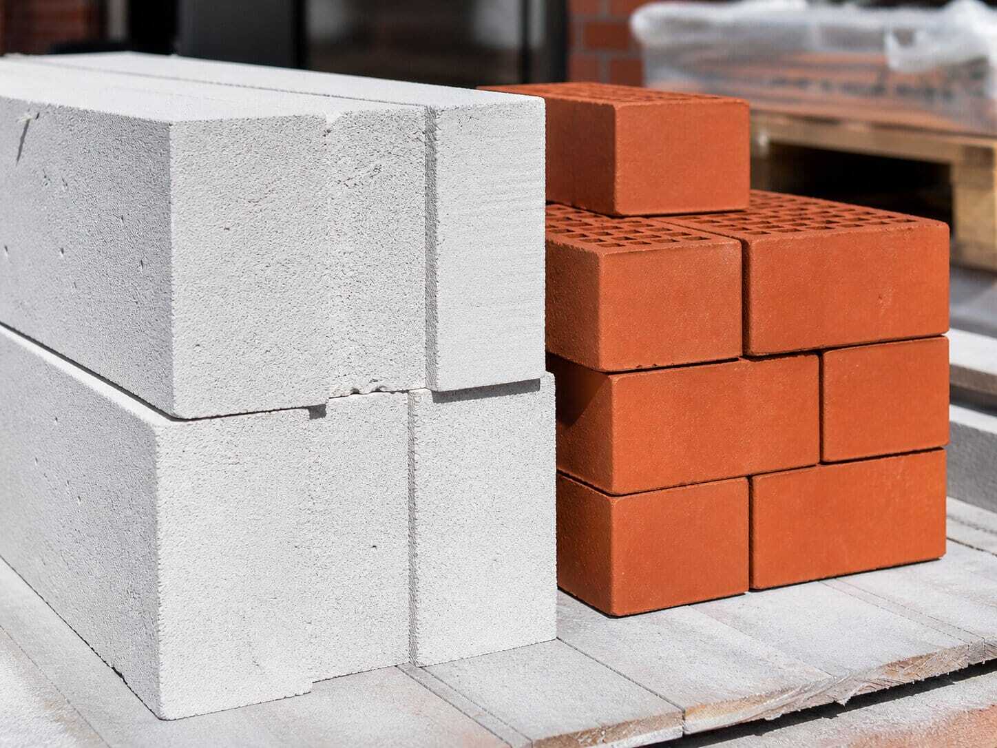 газобетонные блоки и кирпич для строительства дома