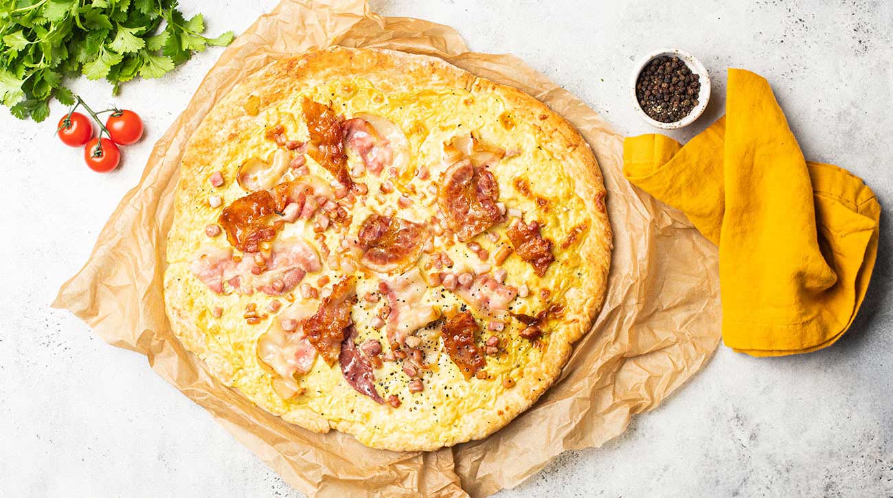 Пицца с беконом и двойным сыром