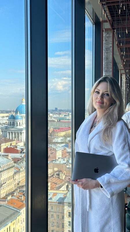 Люся Зарубежная у окна с ноутбуком