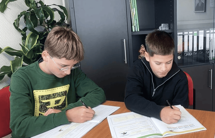 students learn French and Russian