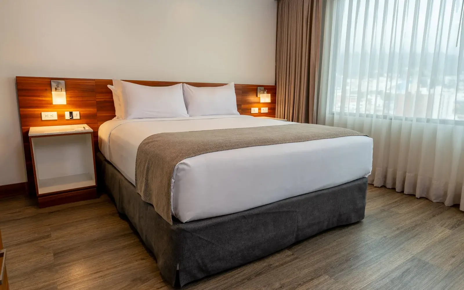 Номер с кроватью king-size и деревянным изголовьем, Wyndham Garden Quito