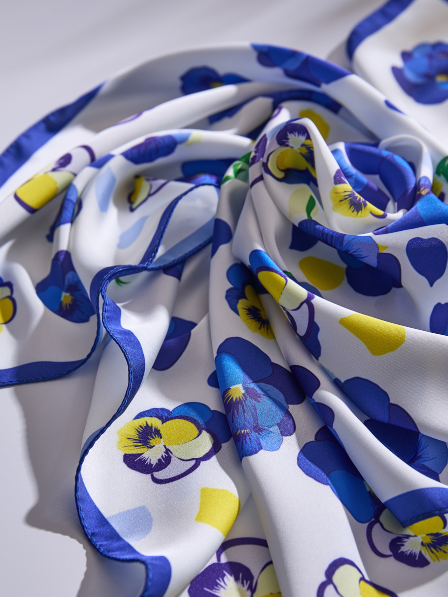 белый платок с синими цветками скручен