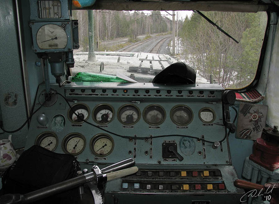 Тяговый агрегат ПЭ2М  интерьер и приборная панель управления, пульт