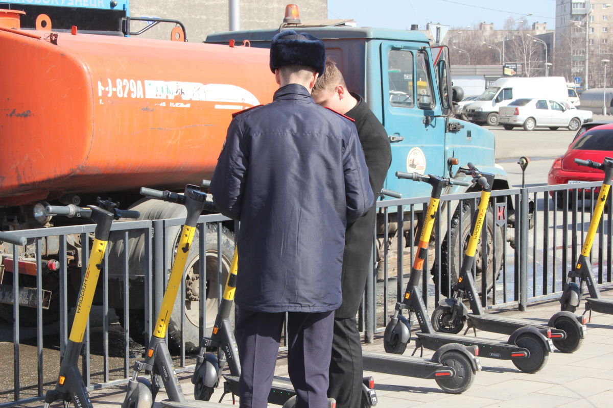 Передвижение электросамоката по дороге